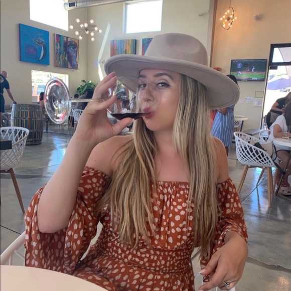 Forever 21 Accessories - Forever 21 Cream Felt Wide Brim Hat